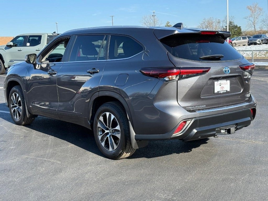 Certified 2024 Toyota Highlander XLE image 8