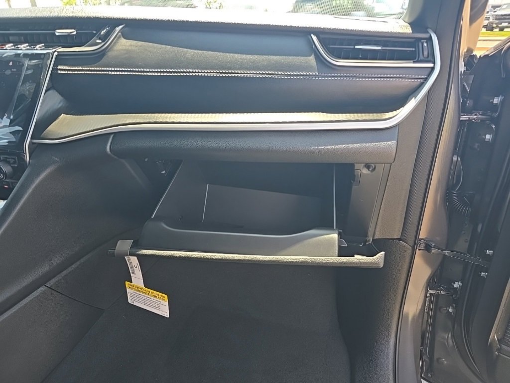 New 2025 Jeep Grand Cherokee Altitude image 7