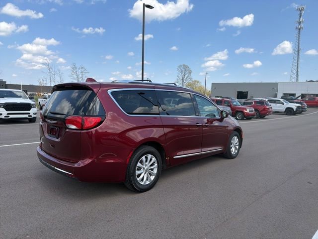 Used 2018 Chrysler Pacifica Touring-L Plus FWD image 4