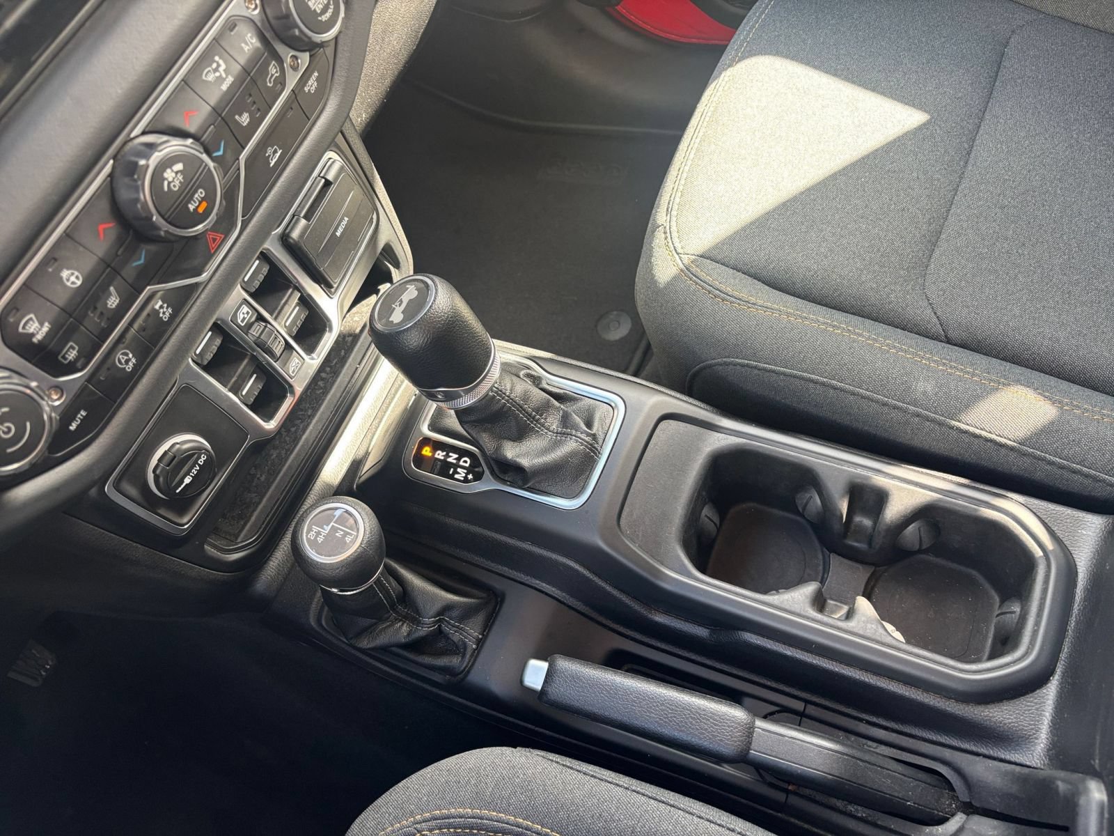 Used 2025 Jeep Wrangler Unlimited Sahara AWD/4WD image 40