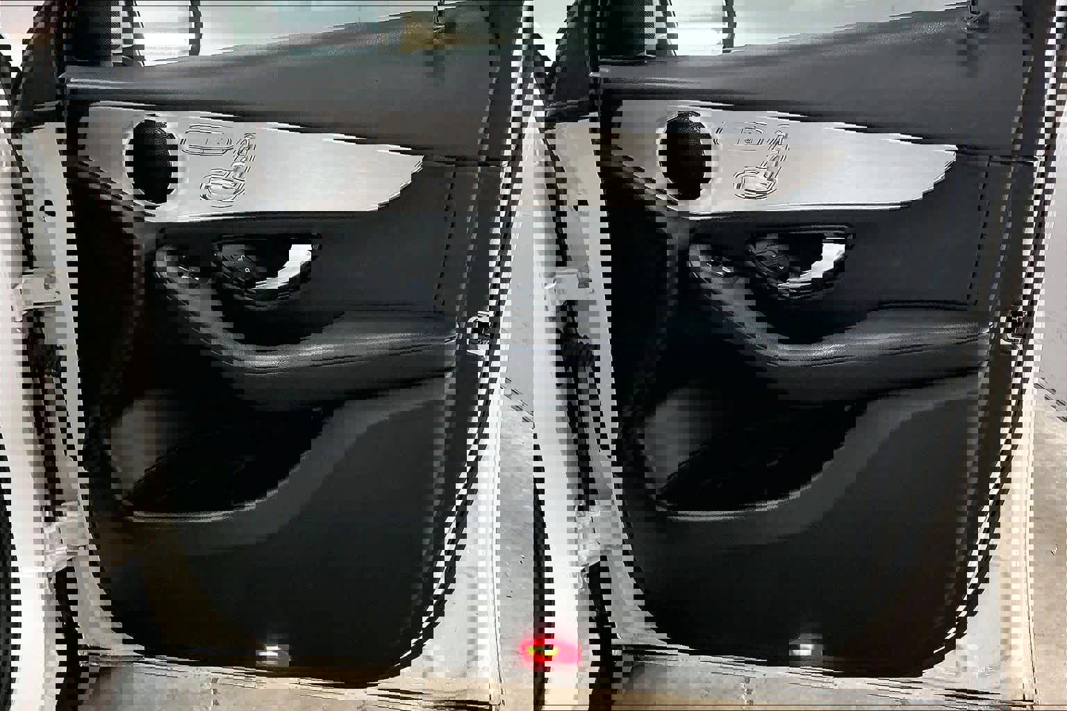 Used 2017 Mercedes-Benz GLC 300 4MATIC image 23