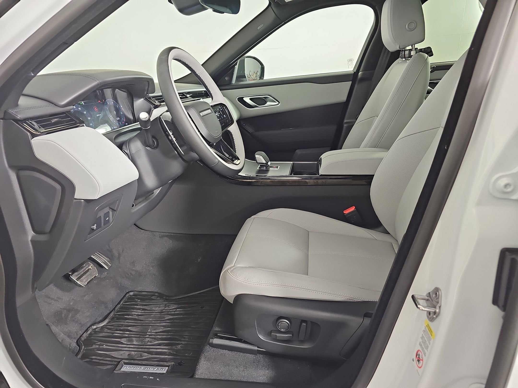 New 2026 Land Rover Range Rover Velar Dynamic SE image 4