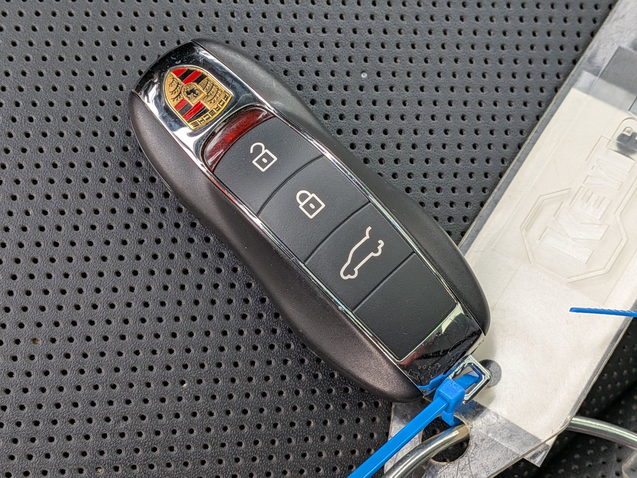 Used 2025 Porsche Macan AWD/4WD image 40