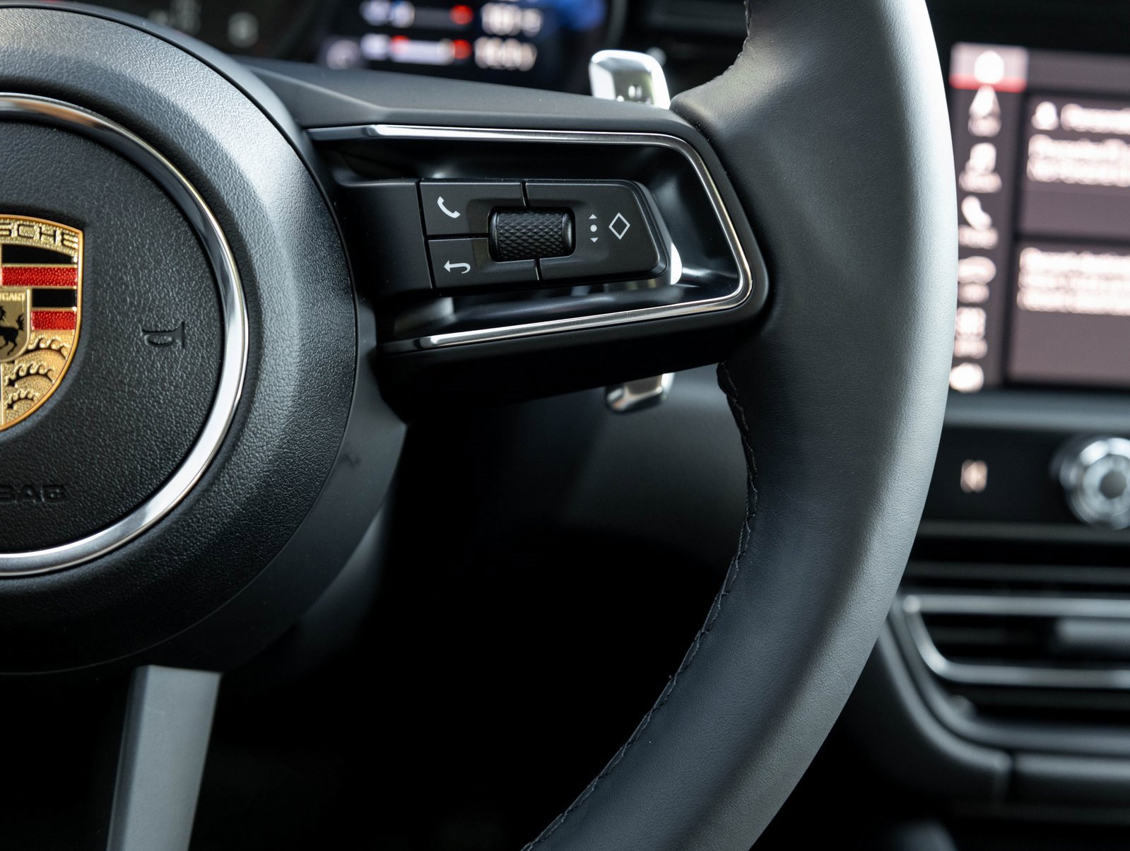 Certified 2025 Porsche Macan image 16