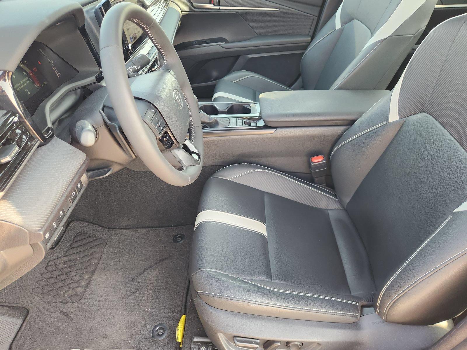 Used 2025 Toyota Camry SE w/ Convenience Package FWD image 16