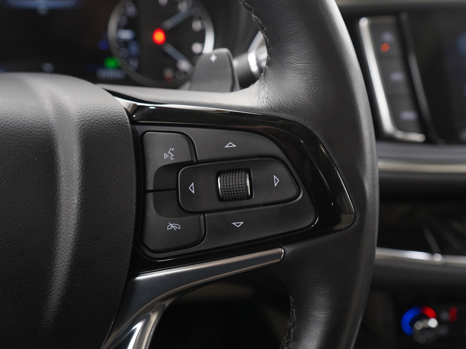 Used 2024 Buick Enclave Avenir w/ Avenir Technology Package image 28