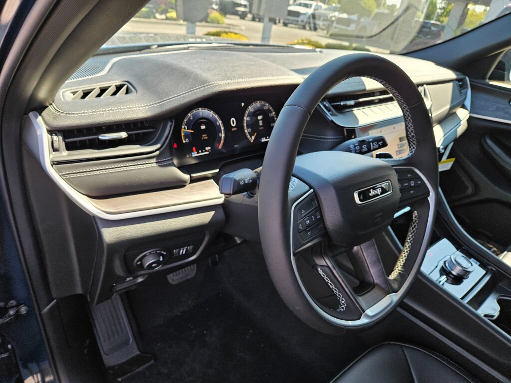 New 2026 Jeep Grand Cherokee Limited w/ Limited Altitude Package AWD/4WD image 16