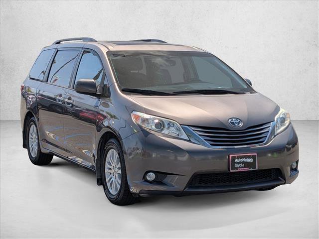 Used 2017 Toyota Sienna XLE FWD image 3