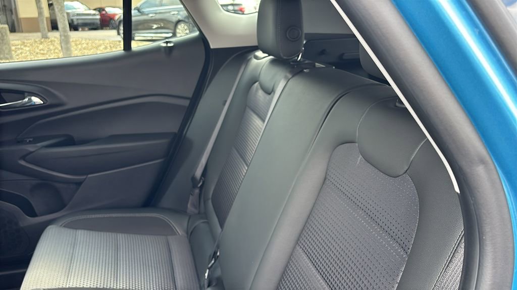 Used 2025 Chevrolet Trax LT w/ Sunroof Package image 30