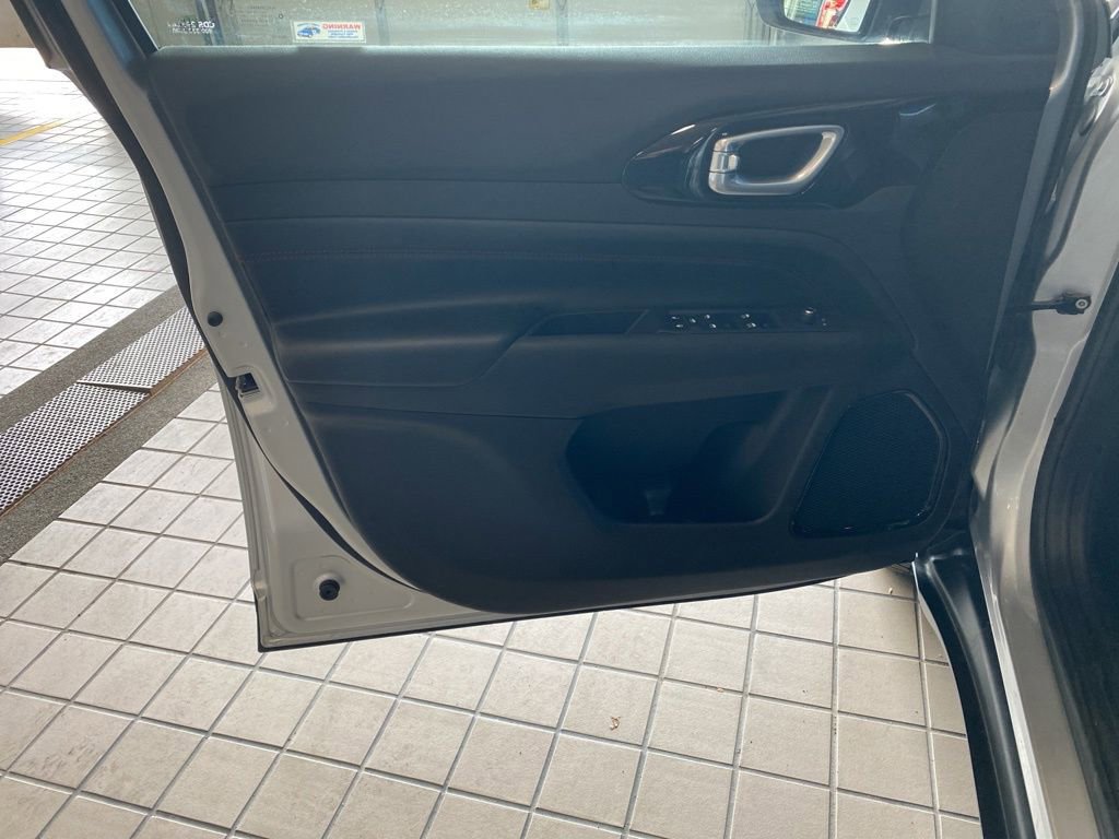 Used 2025 Jeep Compass Trailhawk AWD/4WD image 9