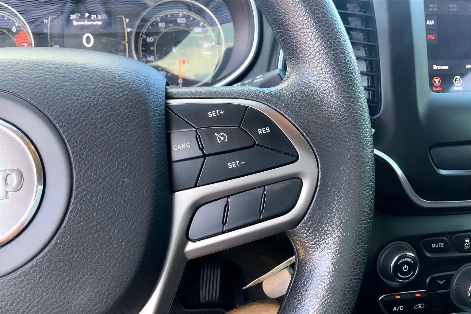 Used 2021 Jeep Cherokee Latitude FWD image 25