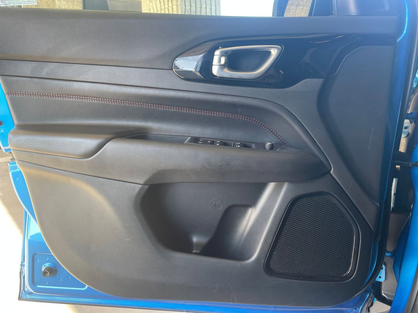 Used 2025 Jeep Compass Trailhawk AWD/4WD image 18