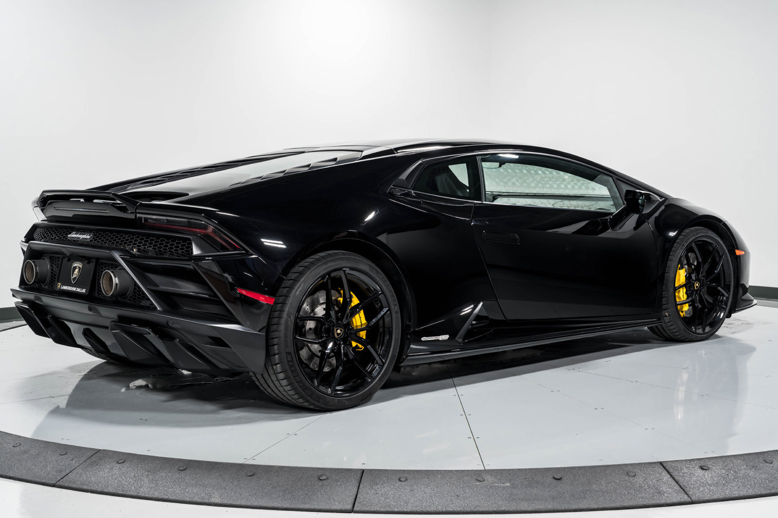 Used 2021 Lamborghini Huracan EVO RWD image 3