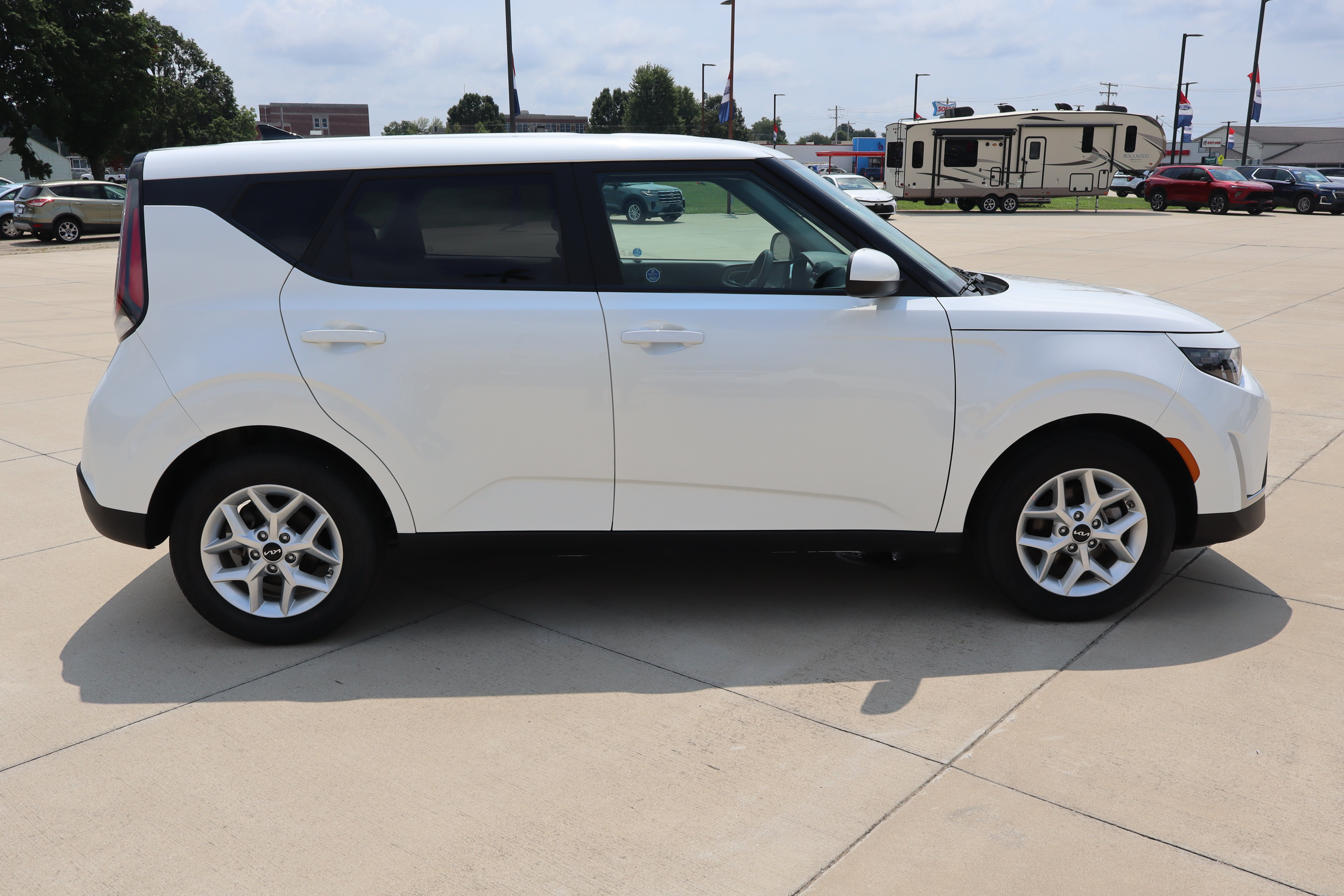 Used 2025 Kia Soul LX w/ LX Technology Package FWD image 4