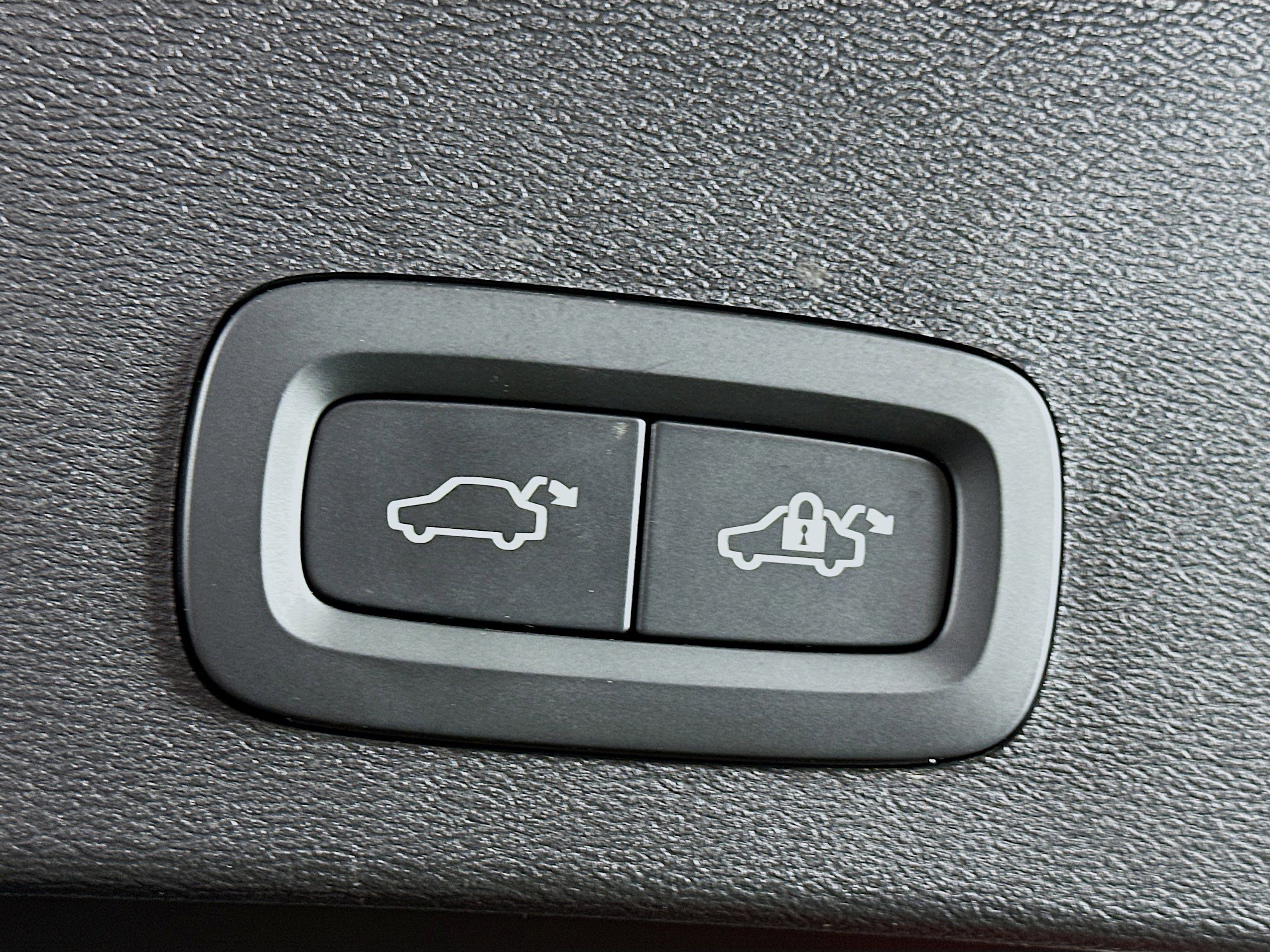 Used 2025 Volvo XC40 B5 Core image 30