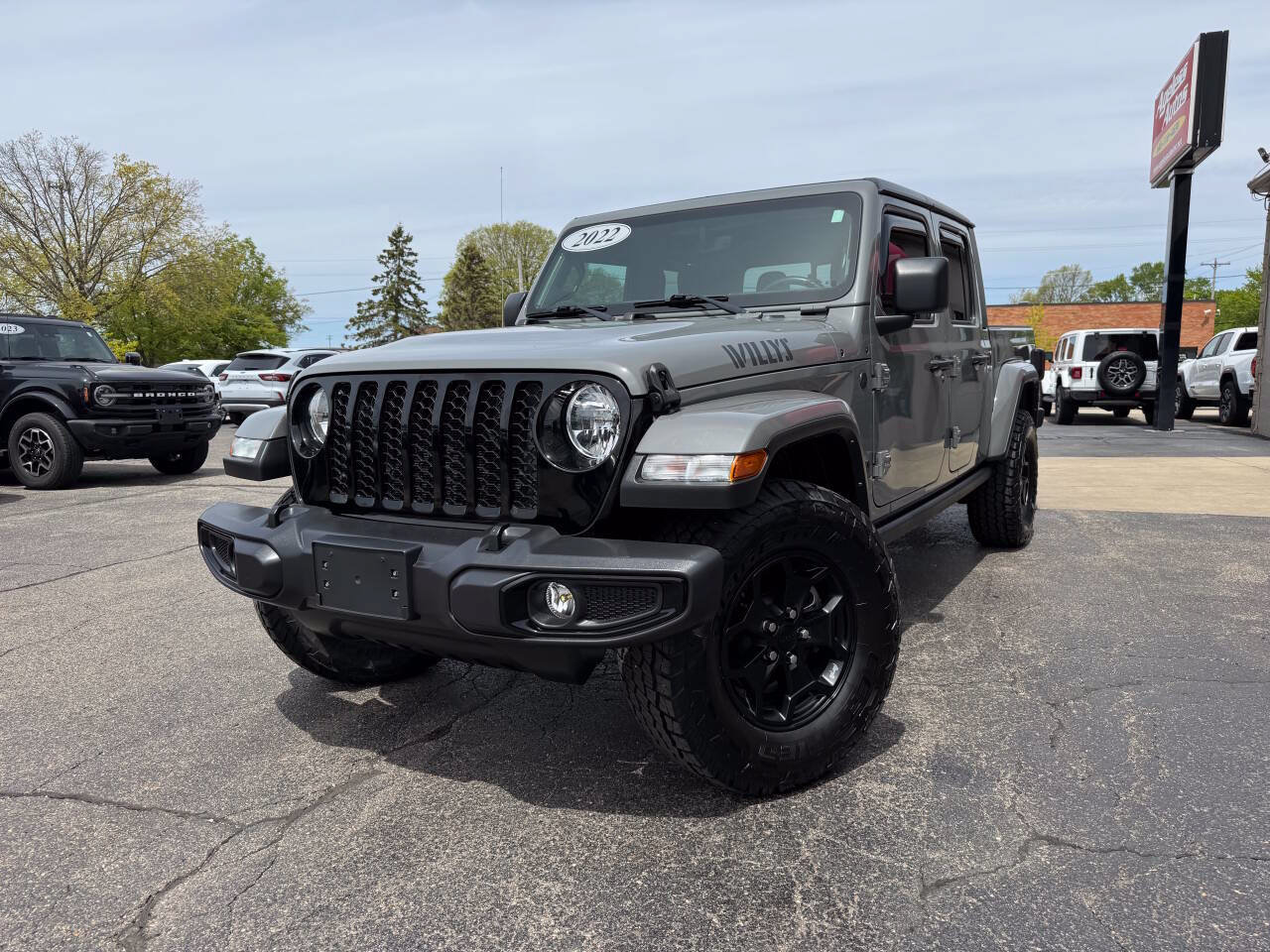 Used 2022 Jeep Gladiator Willys AWD/4WD image 2