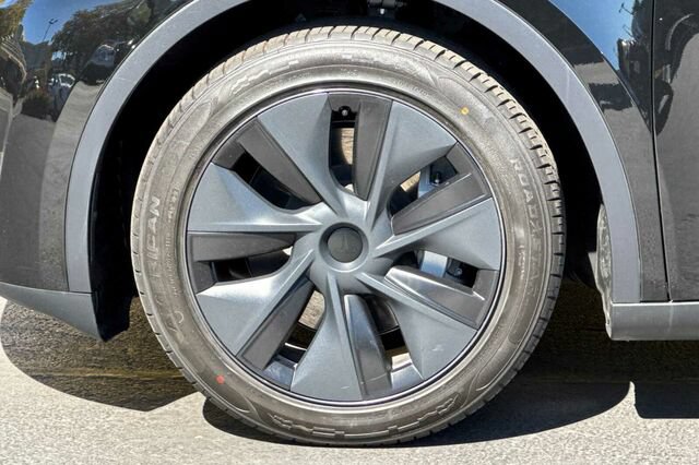 Used 2024 Tesla Model Y Long Range AWD/4WD image 25