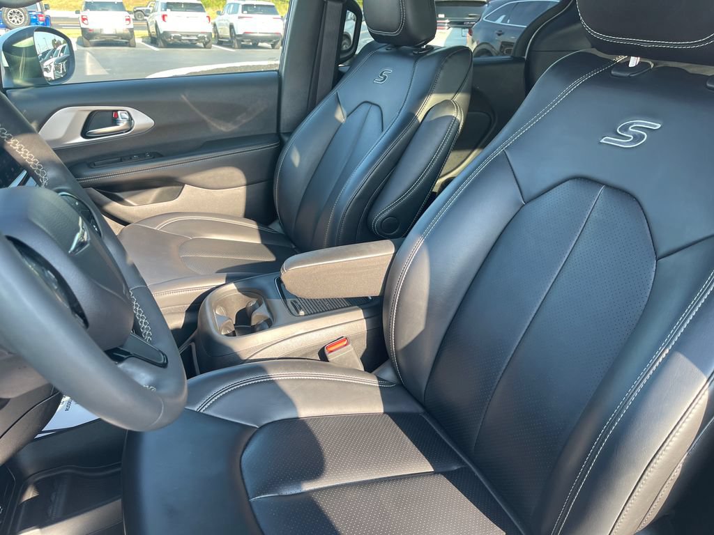 Used 2023 Chrysler Pacifica Touring-L w/ S Appearance Package AWD/4WD image 13