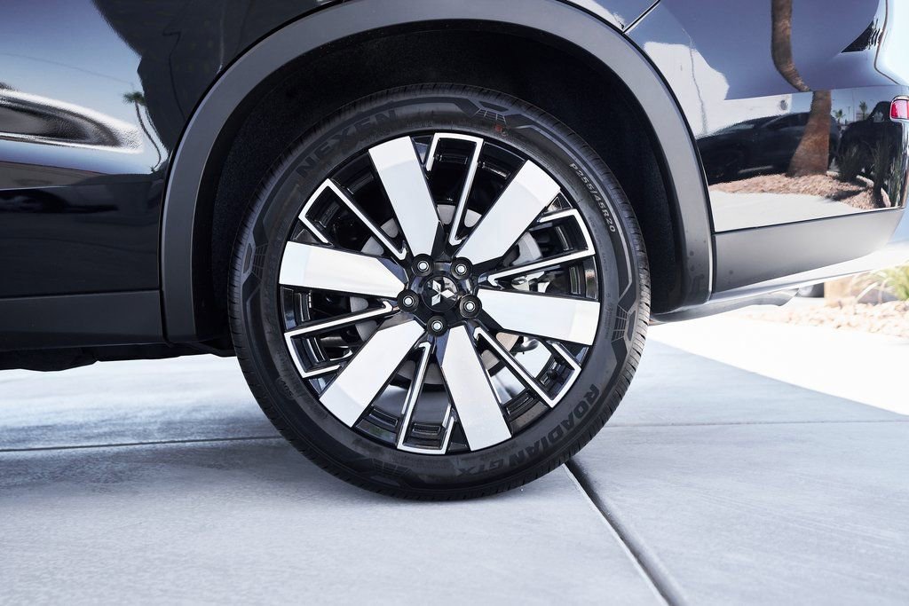 Used 2025 Mitsubishi Outlander SE image 8
