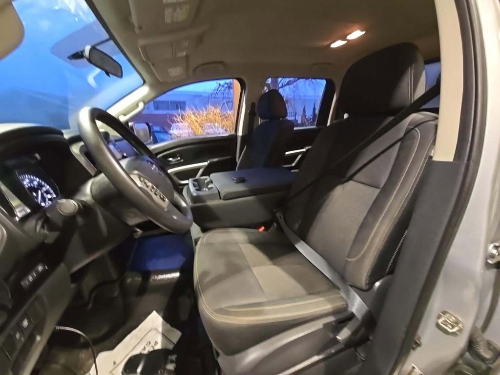 Used 2018 Nissan Titan SV image 2