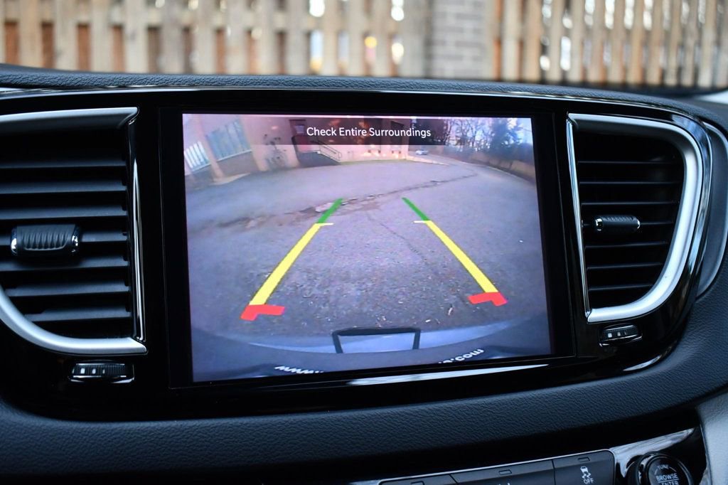 Used 2022 Chrysler Pacifica Touring-L image 39