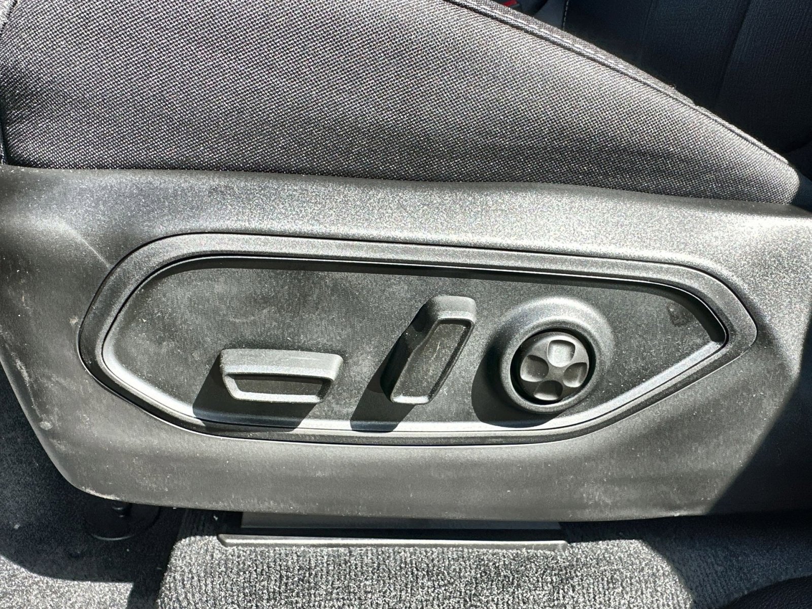 New 2025 Jeep Grand Cherokee Laredo w/ Luxury Tech Group I image 14