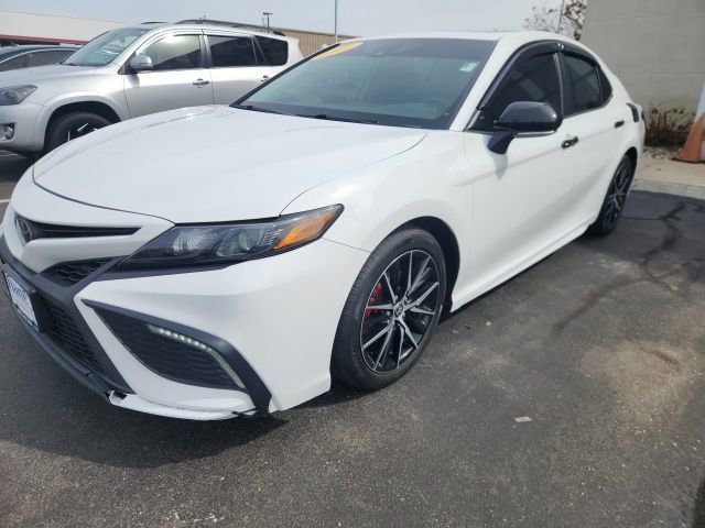 Used 2022 Toyota Camry SE w/ Cold Weather Package image 9