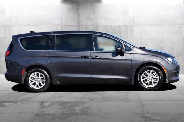 Used 2023 Chrysler Voyager LX image 5