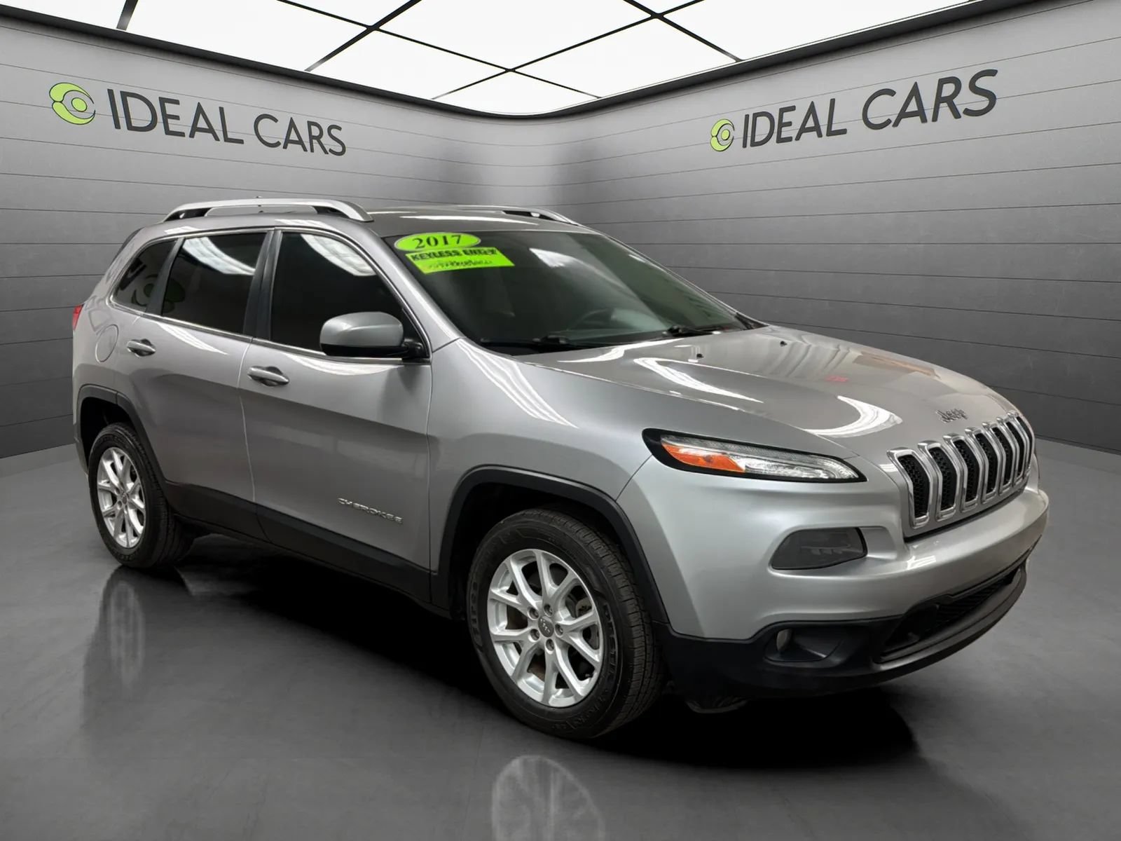 Used 2017 Jeep Cherokee Latitude FWD image 3