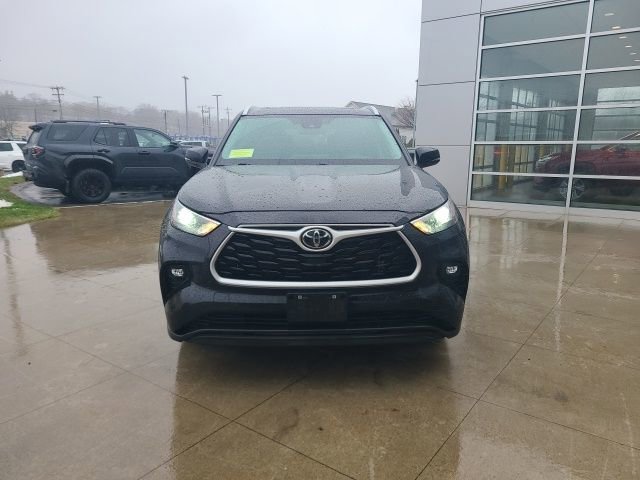 Used 2024 Toyota Highlander XLE image 2