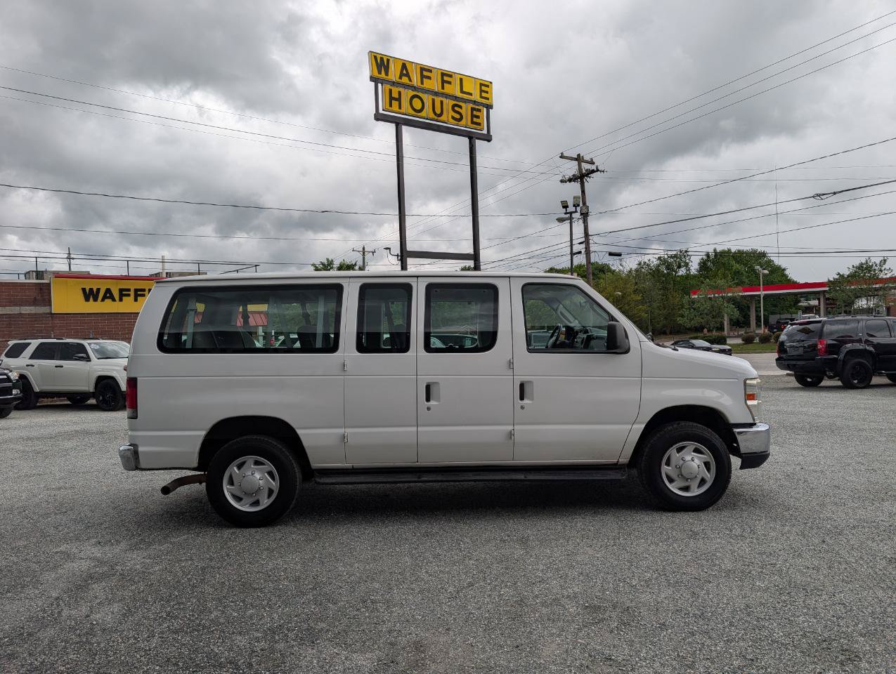 Used 2013 Ford E-350 and Econoline 350 XLT RWD image 4