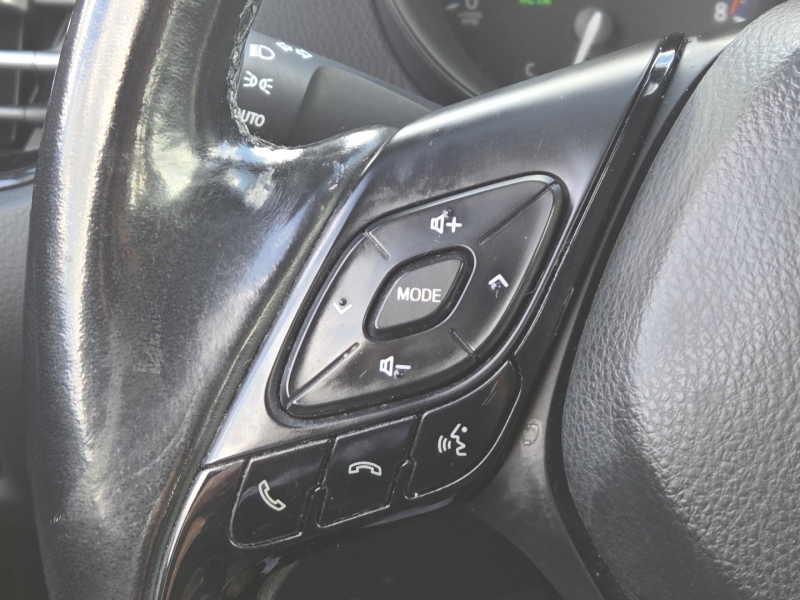 Used 2018 Toyota C-HR XLE FWD image 31