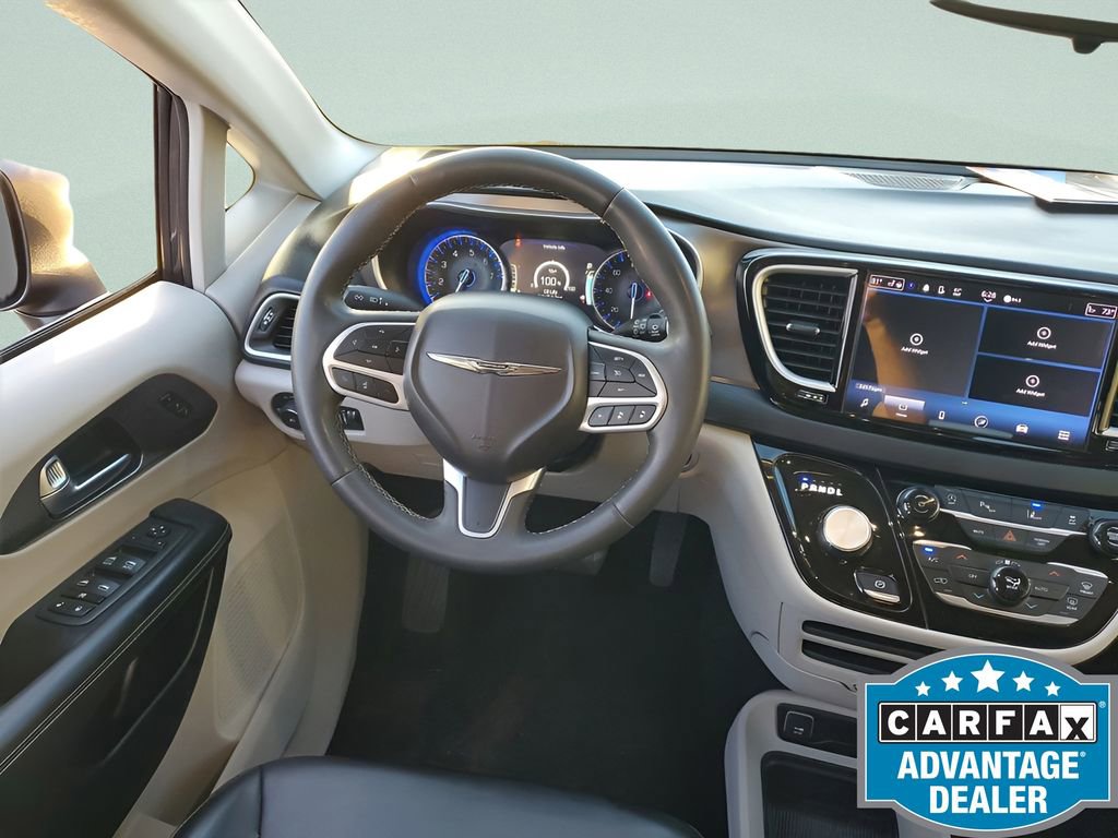 Used 2023 Chrysler Pacifica Touring-L image 18