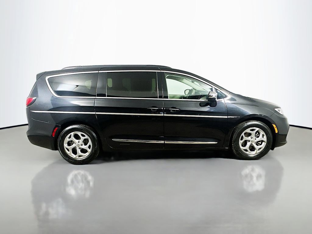 Used 2023 Chrysler Pacifica Limited image 7