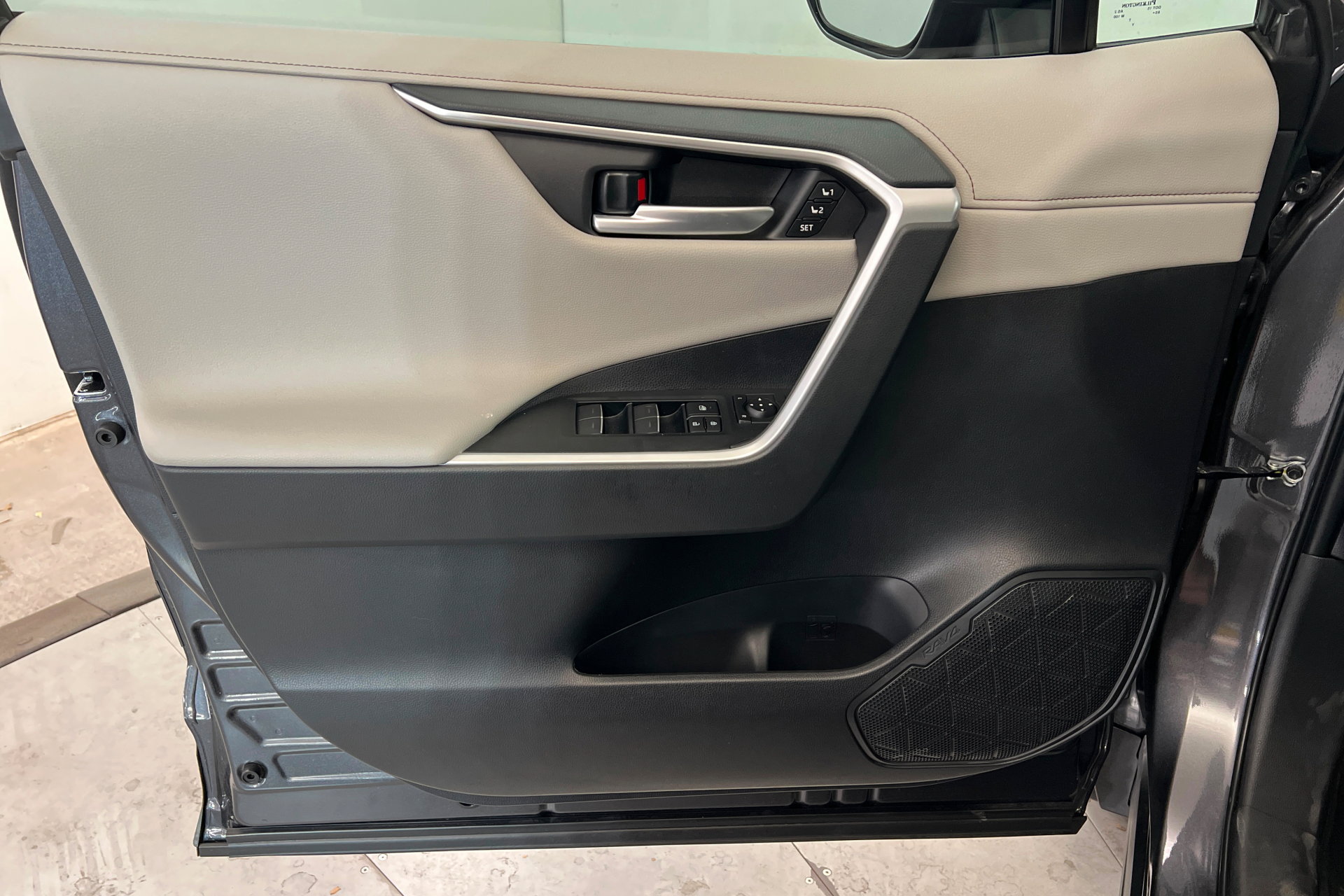 Used 2025 Toyota RAV4 Limited w/ Advanced Technology Package image 15