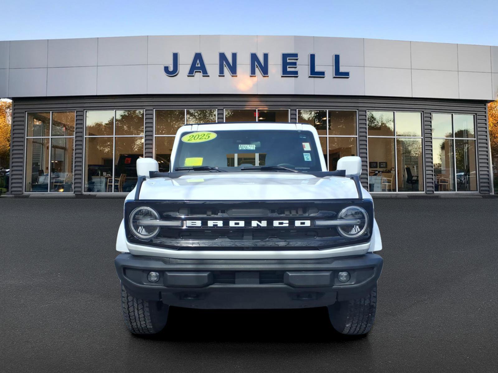 Used 2025 Ford Bronco Outer Banks image 2