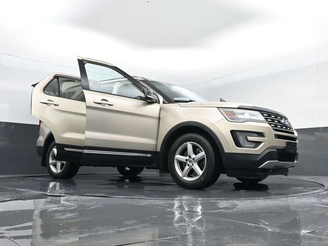 Used 2017 Ford Explorer XLT w/ Equipment Group 202A AWD/4WD image 35