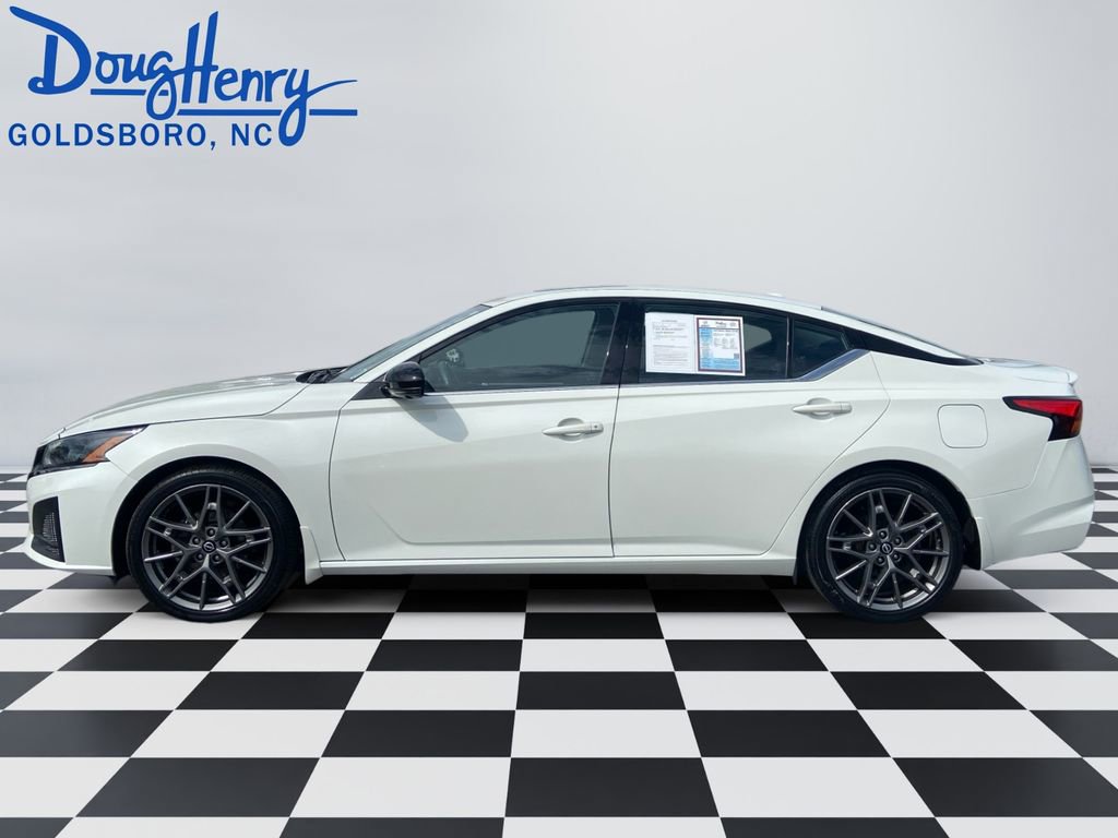 Used 2023 Nissan Altima 2.0 SR FWD image 2