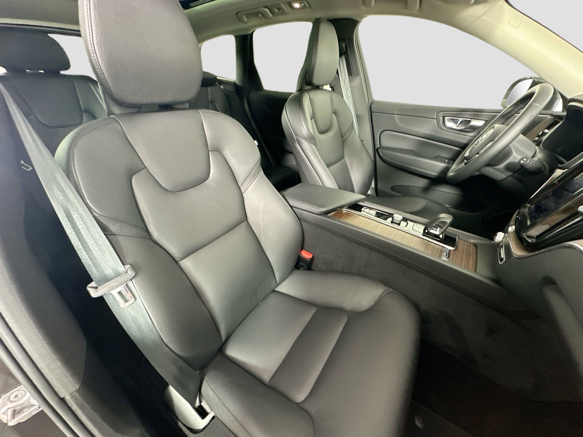 Certified 2022 Volvo XC60 B5 Momentum w/ Advanced Package image 29