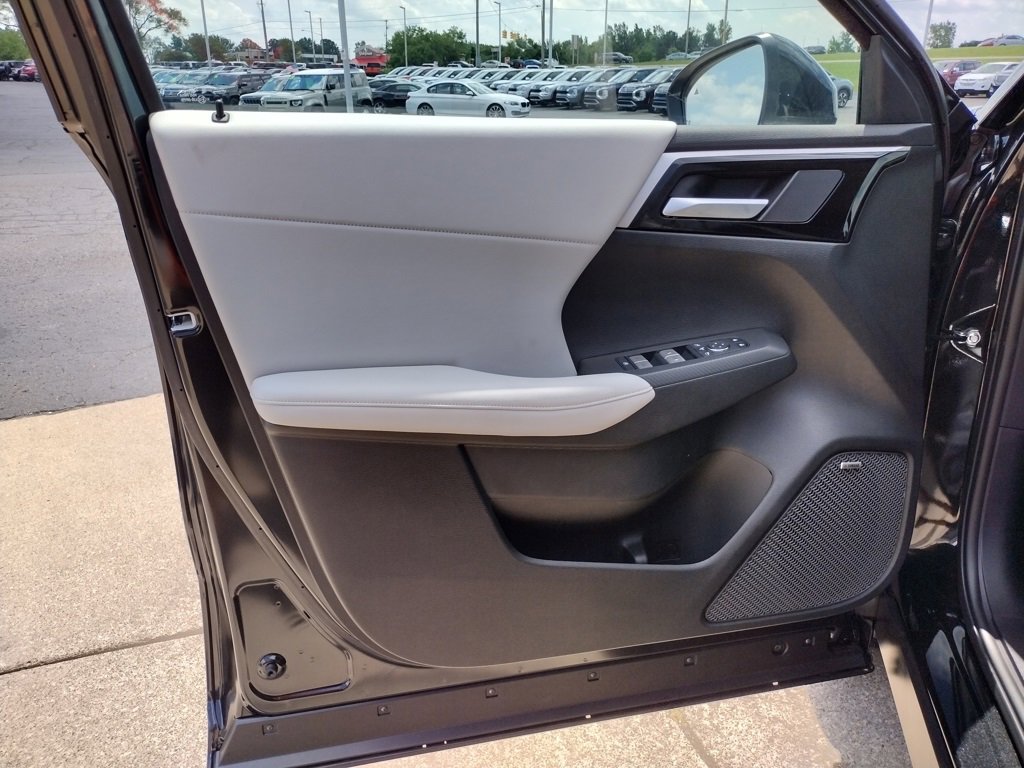 New 2025 Mitsubishi Outlander SE image 28