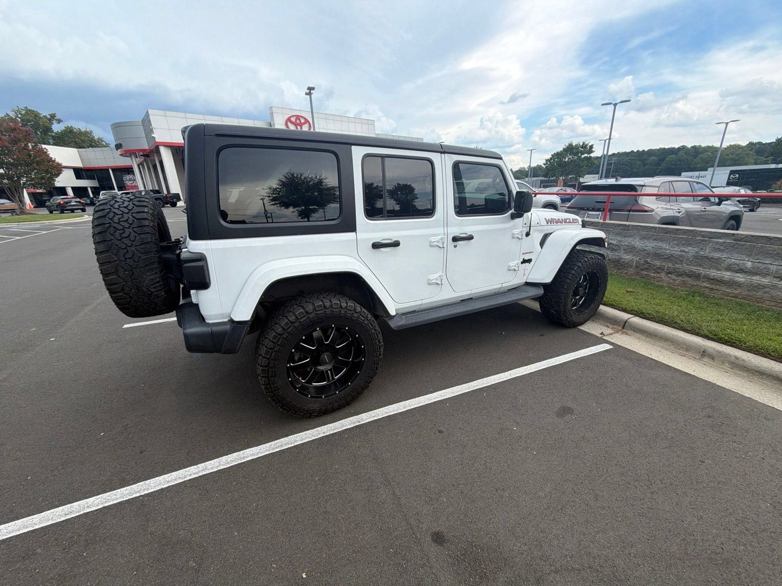 Used 2022 Jeep Wrangler Unlimited Sahara w/ Cold Weather Group AWD/4WD image 19