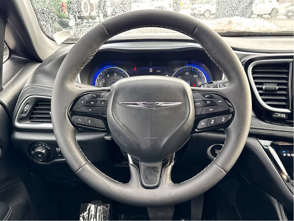 Used 2025 Chrysler Pacifica Limited FWD image 15