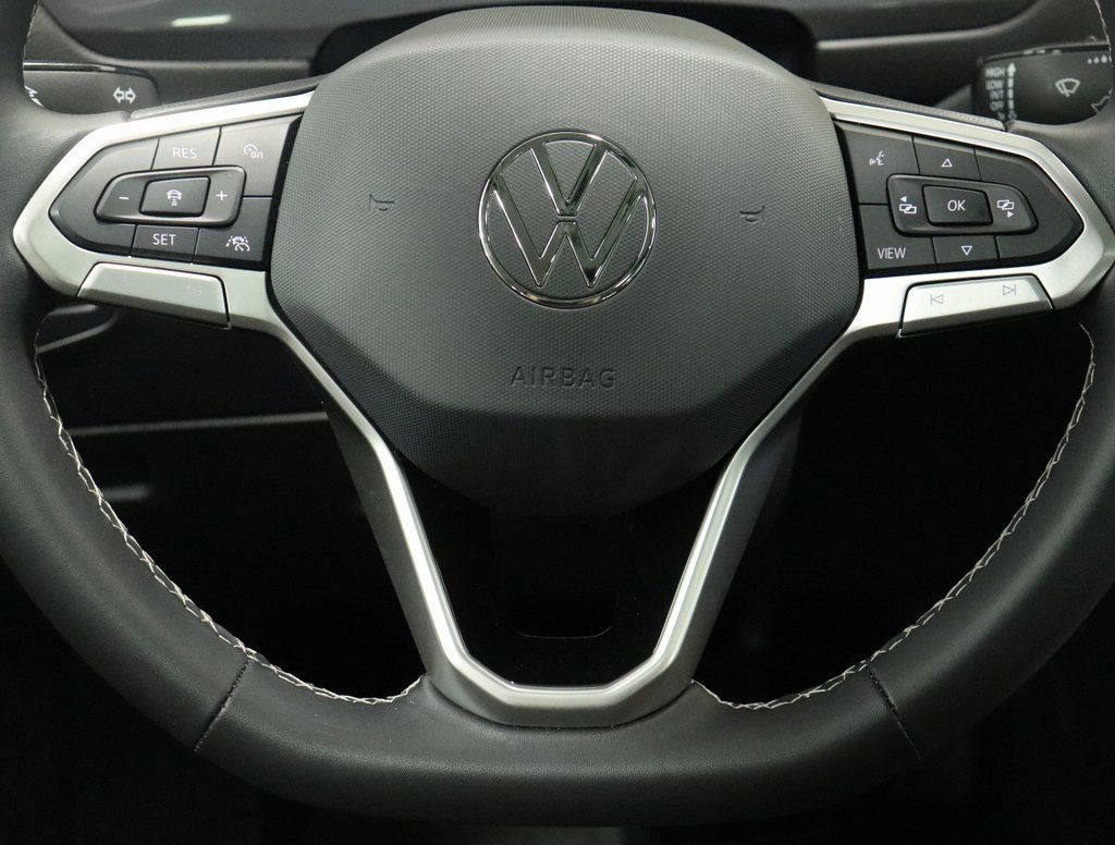 Used 2024 Volkswagen Tiguan SE w/ Panoramic Sunroof Package image 17