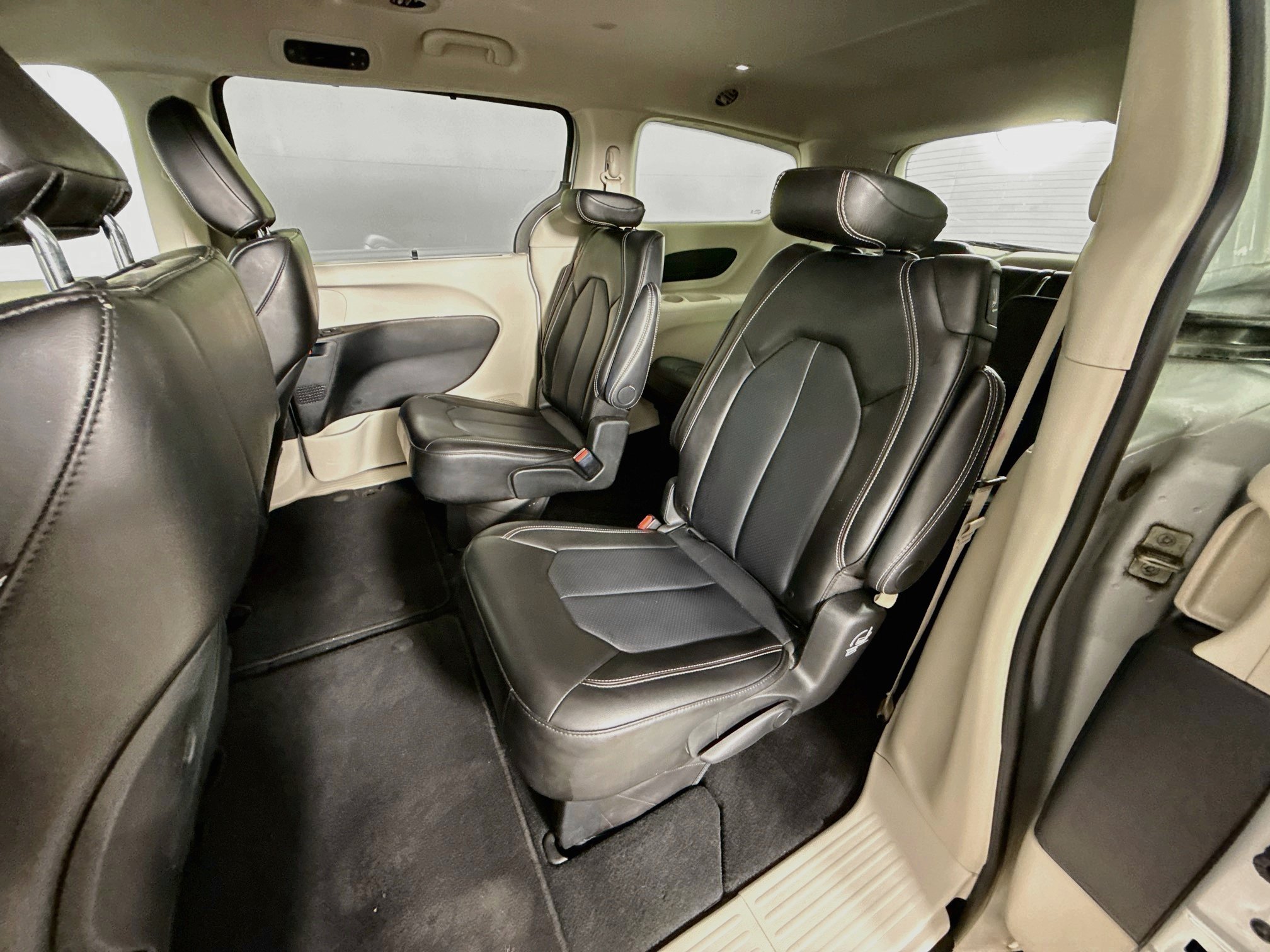 Used 2024 Chrysler Pacifica Touring-L FWD image 28