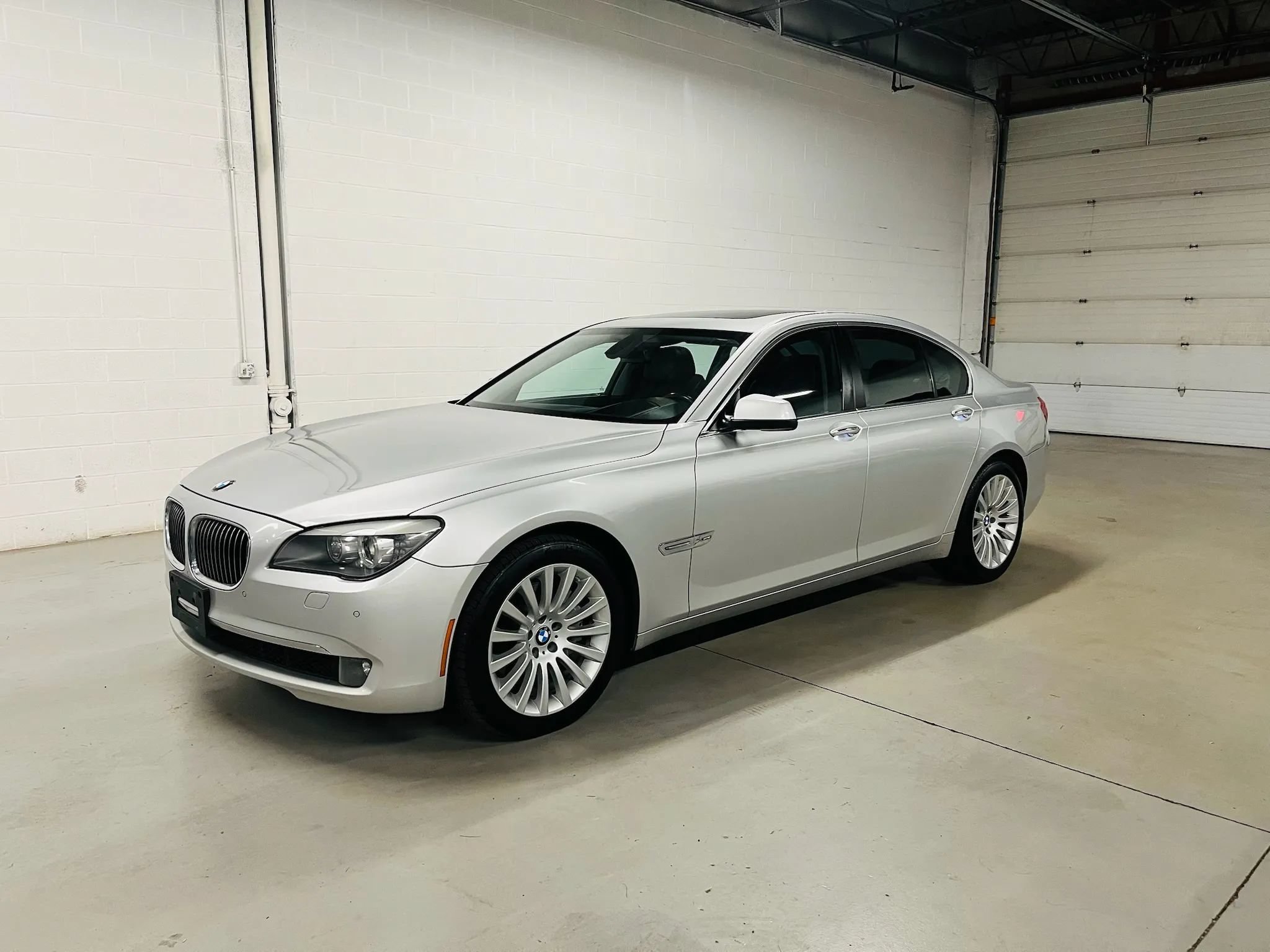 Used 2010 BMW 750i xDrive AWD/4WD image 2