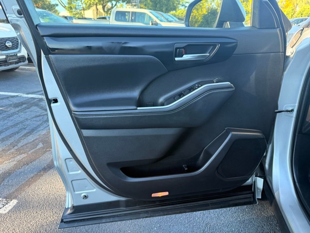 Used 2022 Toyota Highlander XLE image 19