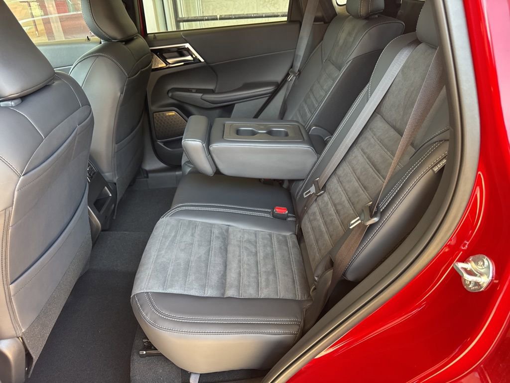 New 2025 Mitsubishi Outlander SE image 25