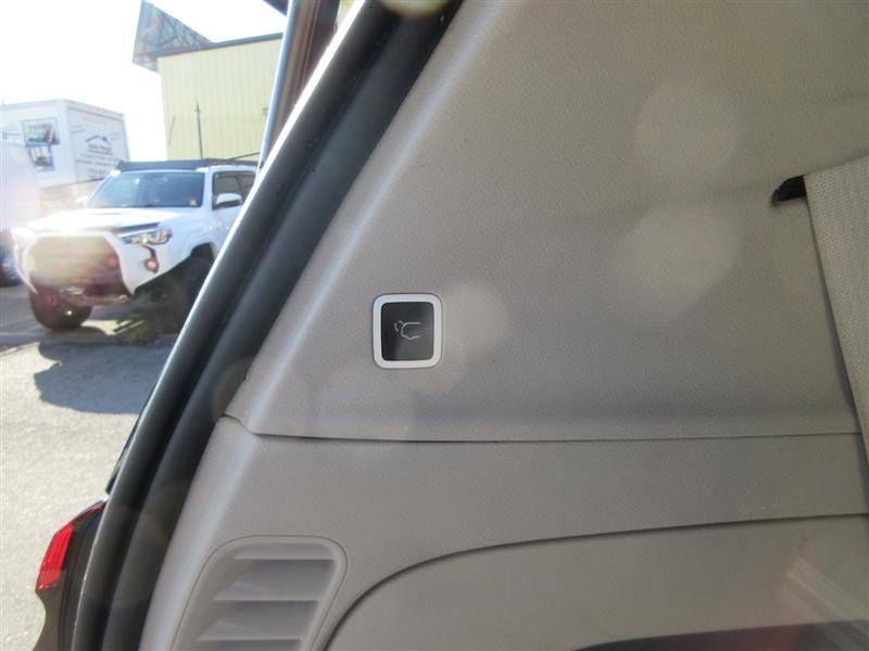 Used 2023 Chrysler Pacifica Touring-L FWD image 7
