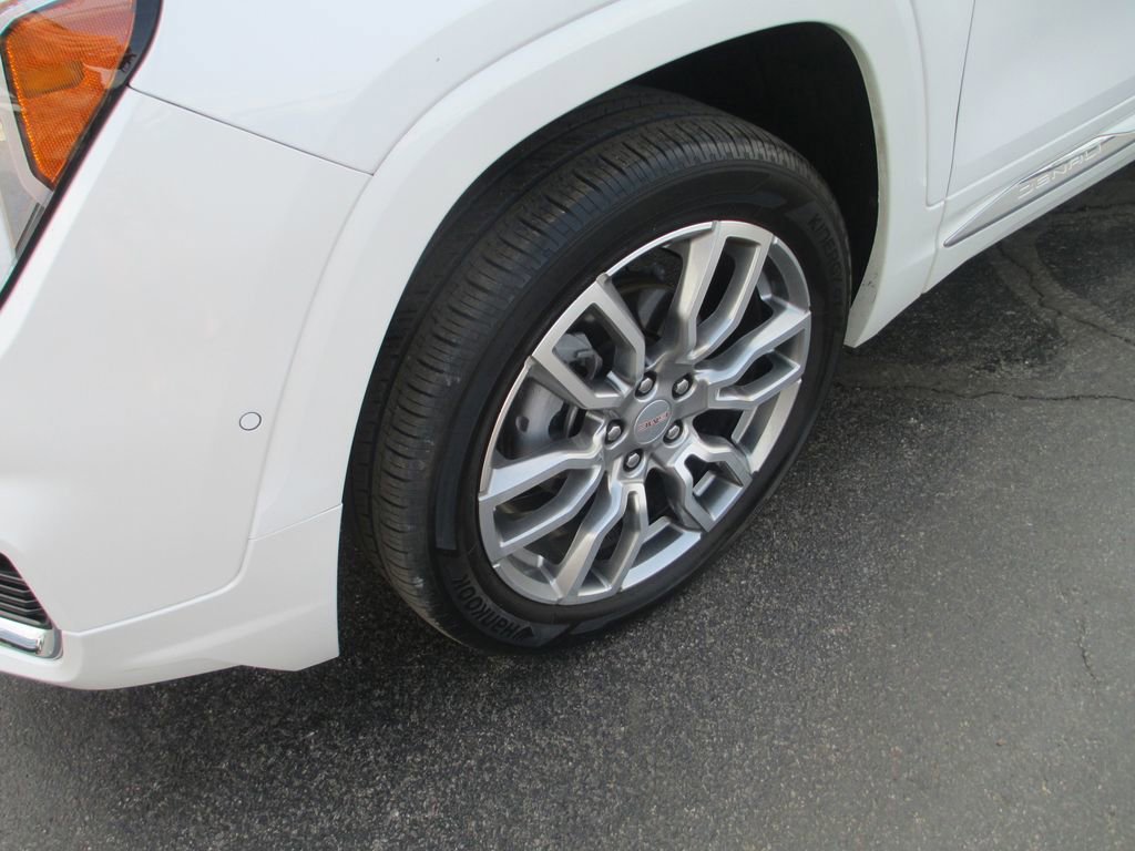 Used 2024 GMC Terrain Denali w/ Denali Premium Package AWD/4WD image 14