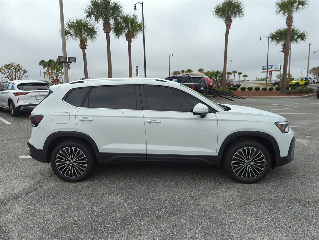 Used 2025 Volkswagen Taos SE image 3